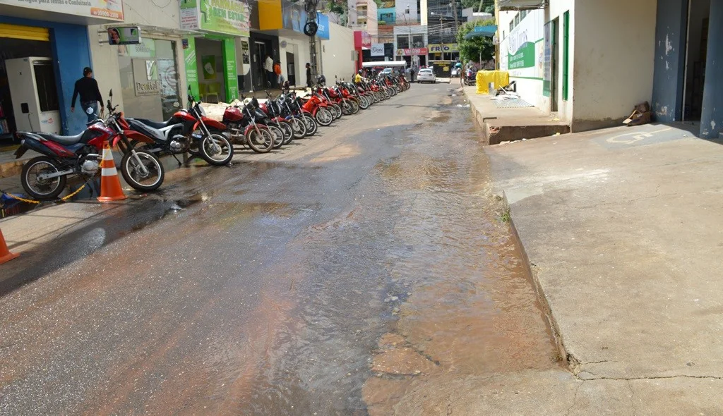 Parte de rua do centro ficou alagada