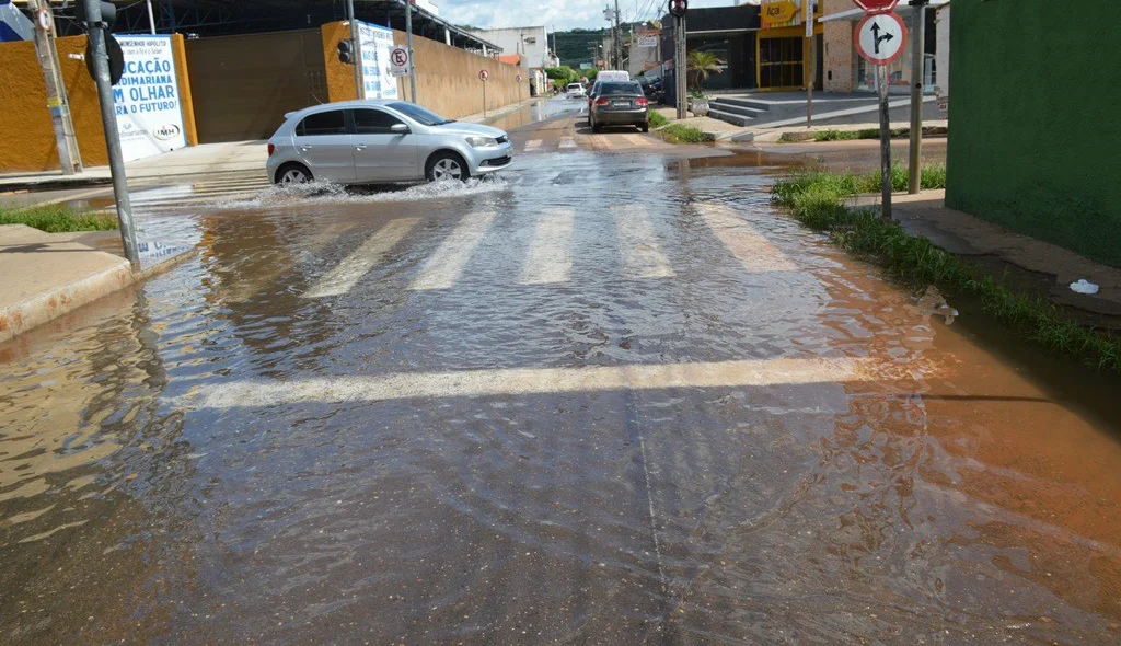 Tubulação da Agespisa se rompe e alaga ruas de Picos