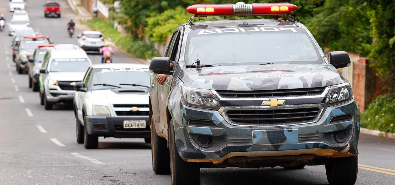 Viaturas da Polícia Militar no cortejo do cabo Oliveira
