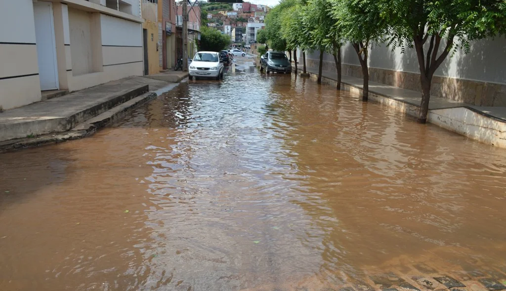 Volume de água nas ruas é intenso