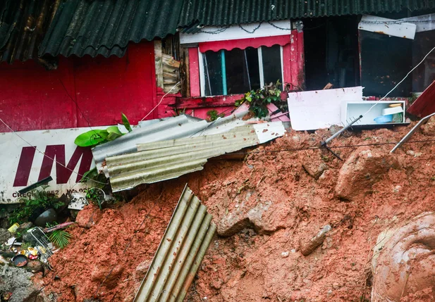 Casas cobertas pela lama no Morro do Macaco Molhado, na cidade de Guarujá, litoral sul de São Paulo