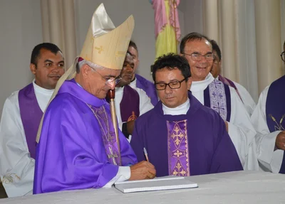 Dom Plínio assina termo de posse do Padre Espedito