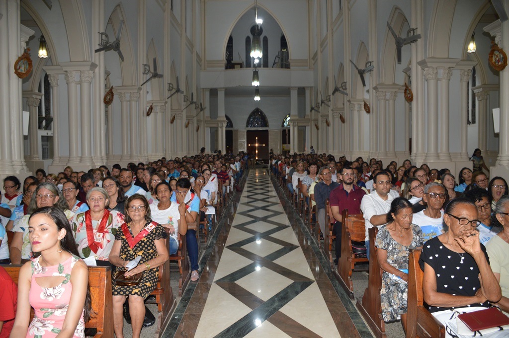 Fiéis lotam Catedral durante missa solene de posse