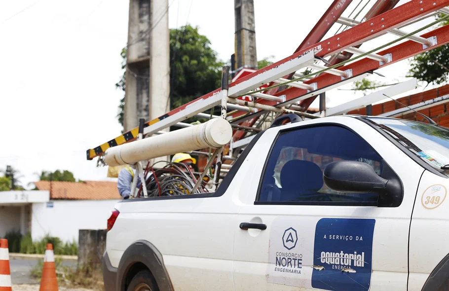 Carro da Equatorial realizando serviço no bairro São Cristovão