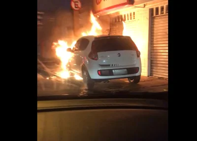 Carro pega fogo no centro de Teresina