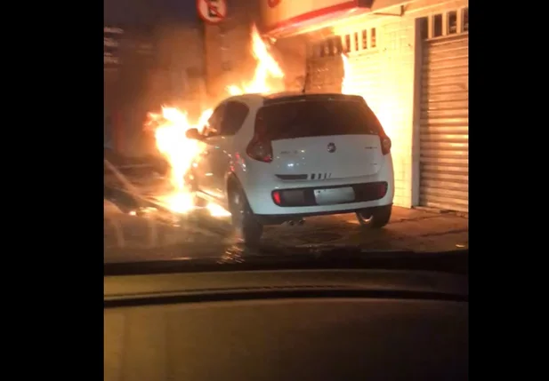 Carro pega fogo no centro de Teresina