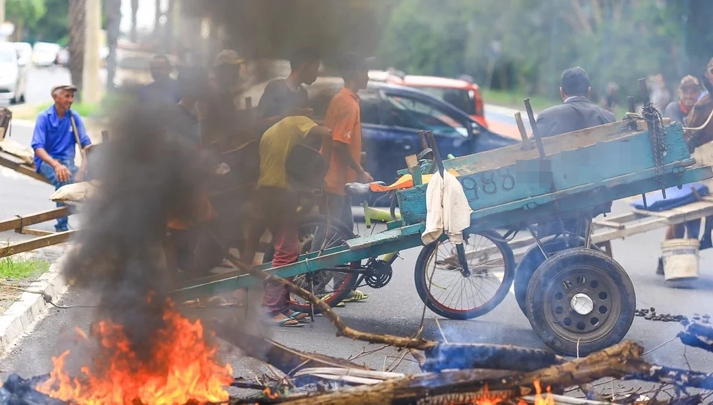 Carroceiros protestam em frente à Câmara Municipal de Teresina 