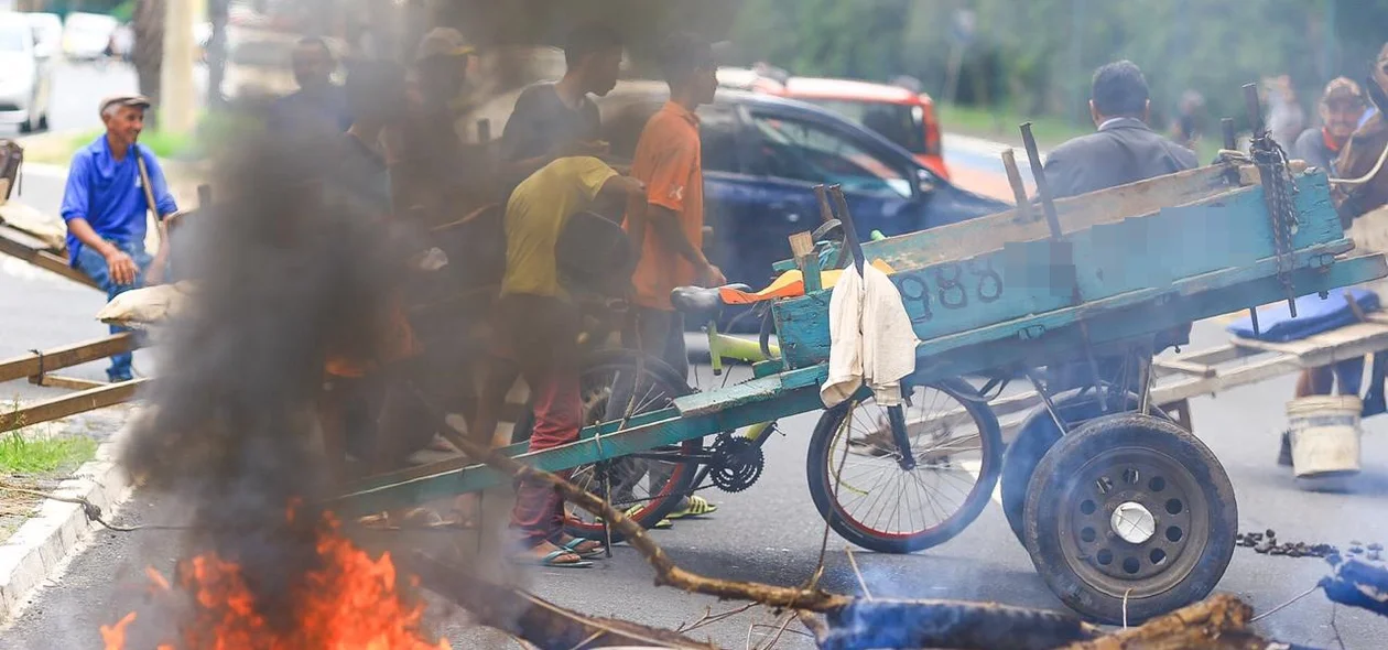 Carroceiros protestam em frente à Câmara Municipal de Teresina 