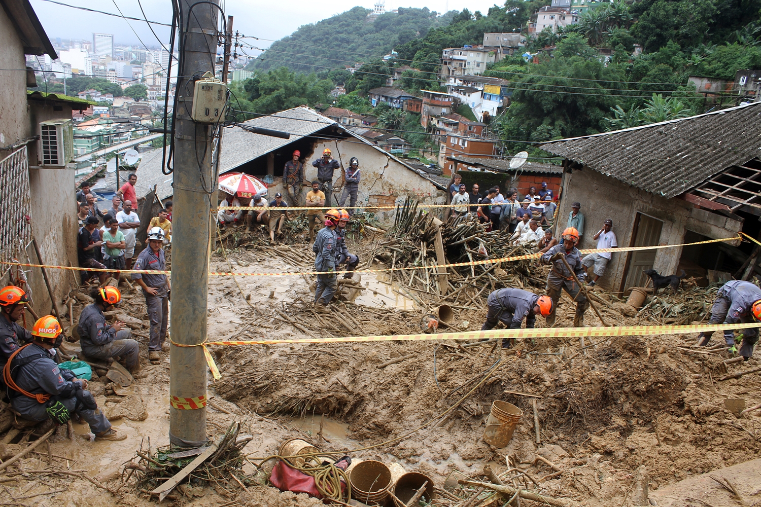 Estragos causados pela chuva no Morro do Pacheco na cidade de Santos, em São Paulo