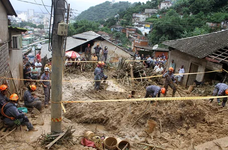 Estragos causados pela chuva no Morro do Pacheco na cidade de Santos, em São Paulo