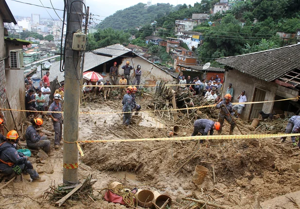 Estragos causados pela chuva no Morro do Pacheco na cidade de Santos, em São Paulo