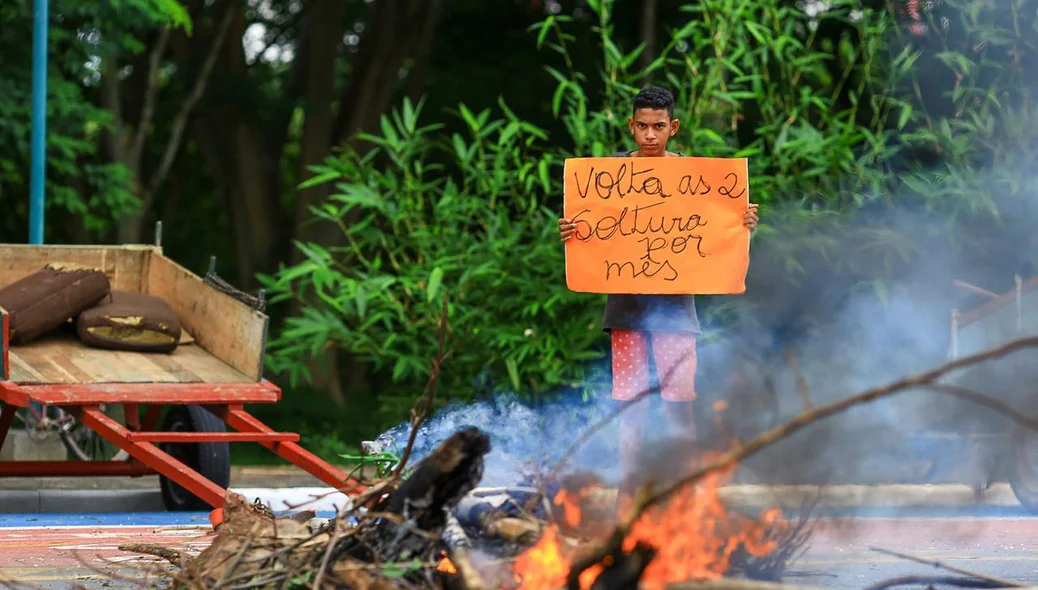 Manifestante pró carroceiros na Avenida Marechal Castelo Branco 