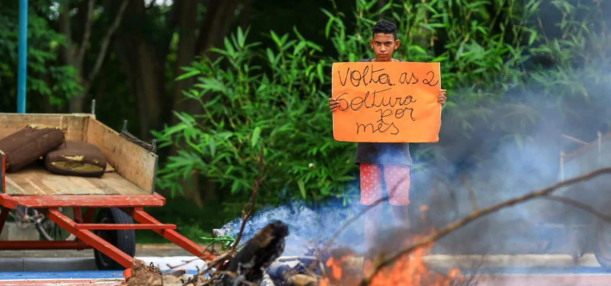 Manifestante pró carroceiros na Avenida Marechal Castelo Branco 