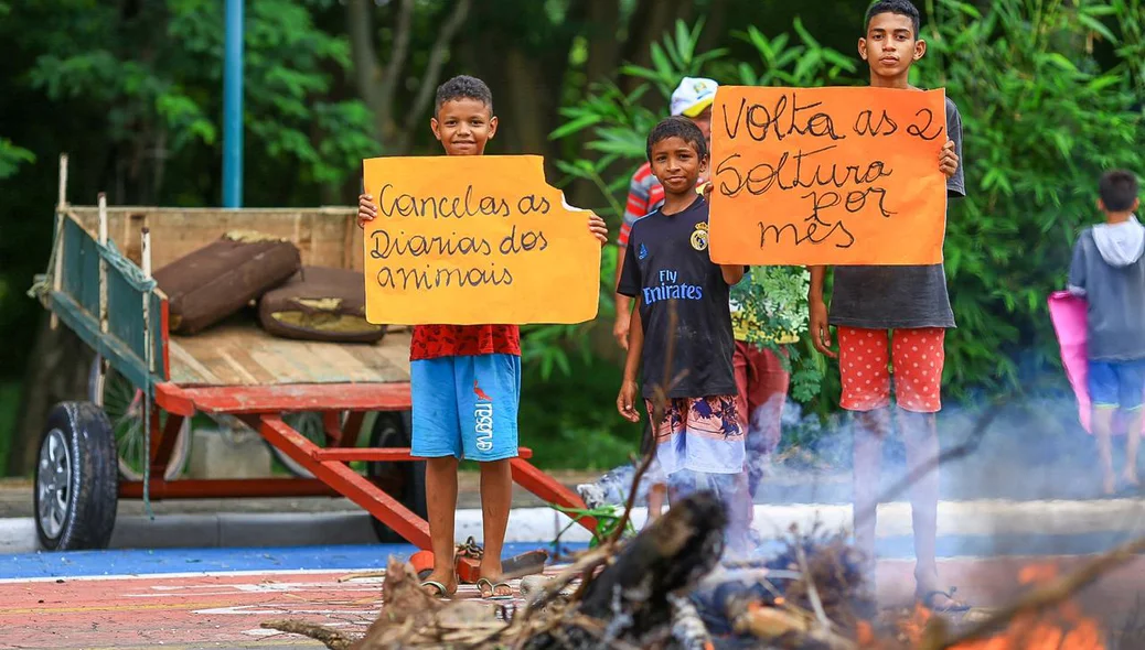 Manifestantes reunidos em frente à câmara municipal 