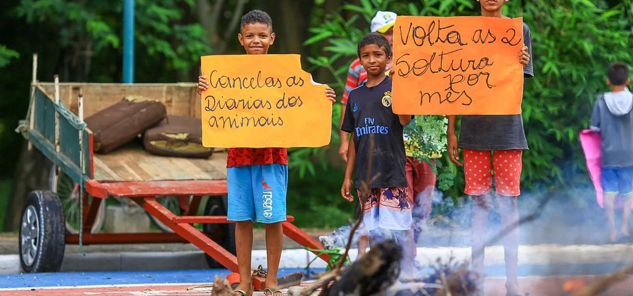 Manifestantes reunidos em frente à câmara municipal 