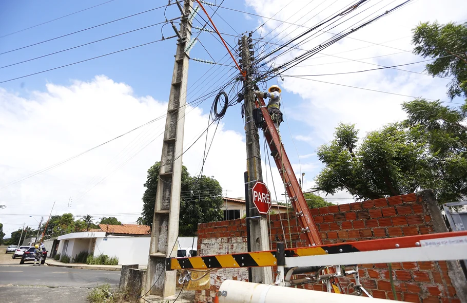 O motivo da falta de energia foi a instalação de fios de fibra ótica