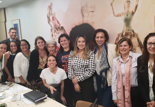 Rejane Dias reúne especialistas para construir proposta de atenção especial a alunos disléxicos 