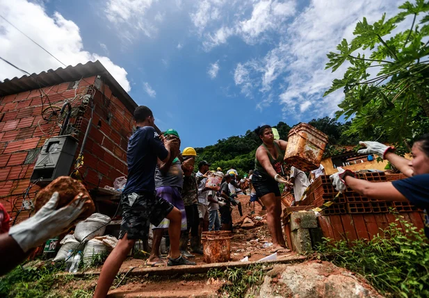 Voluntários colaboram com agentes do Corpo de Bombeiros, no Morro do Macaco Molhado, no Guarujá, litoral sul de São Paulo