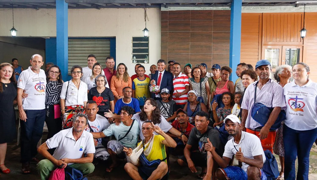 Governador Wellington Dias comemora aniversário de 58 anos em visita a Casa de Maria 