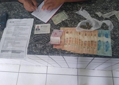 Objetos encontrados com o suspeito 