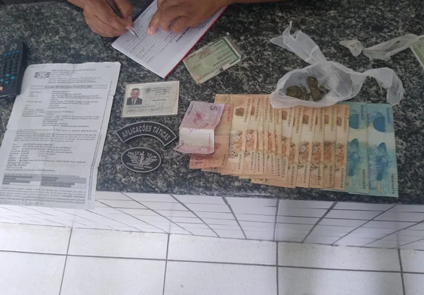 Objetos encontrados com o suspeito 