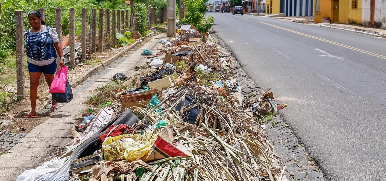 Dona Maria do Desterro lamenta a falta de limpeza no local