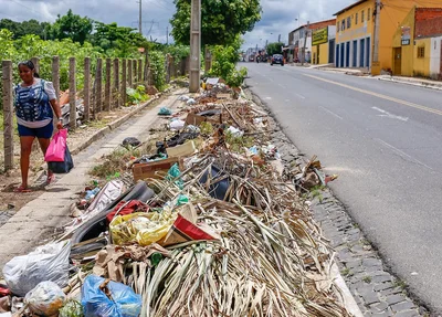Dona Maria do Desterro lamenta a falta de limpeza no local
