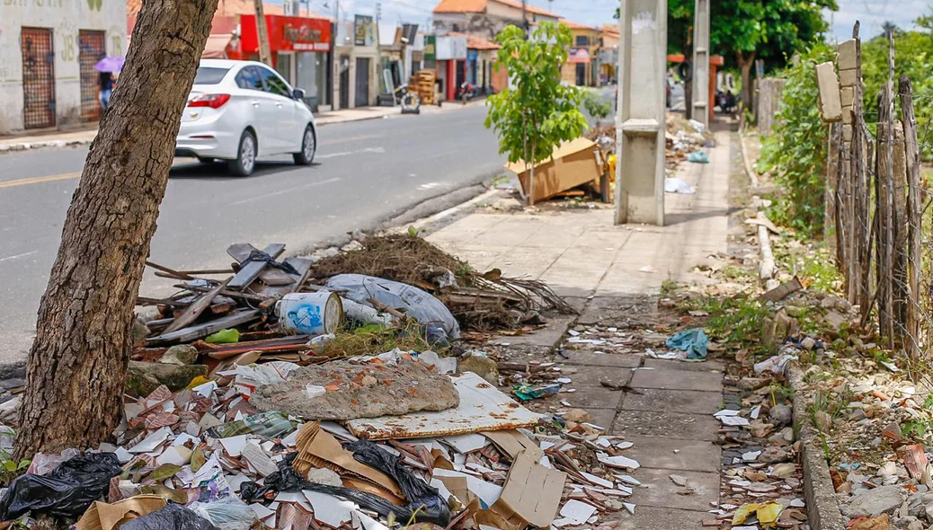 Lixo espalhado pela calçada 