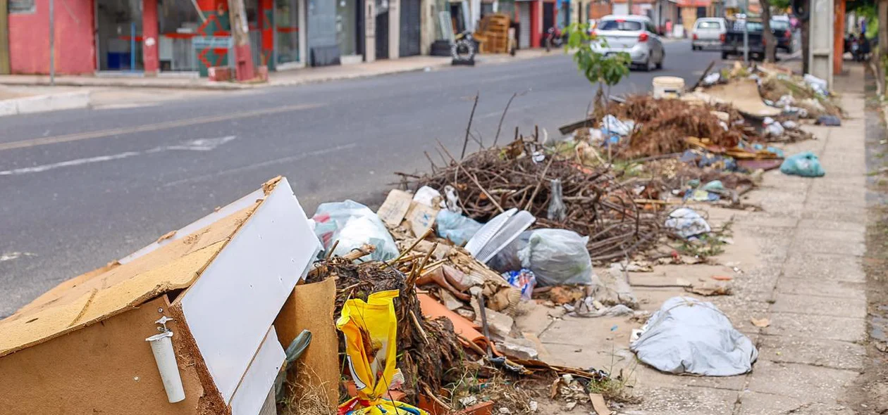 Lixo por toda extensão da avenida Noé Mendes 