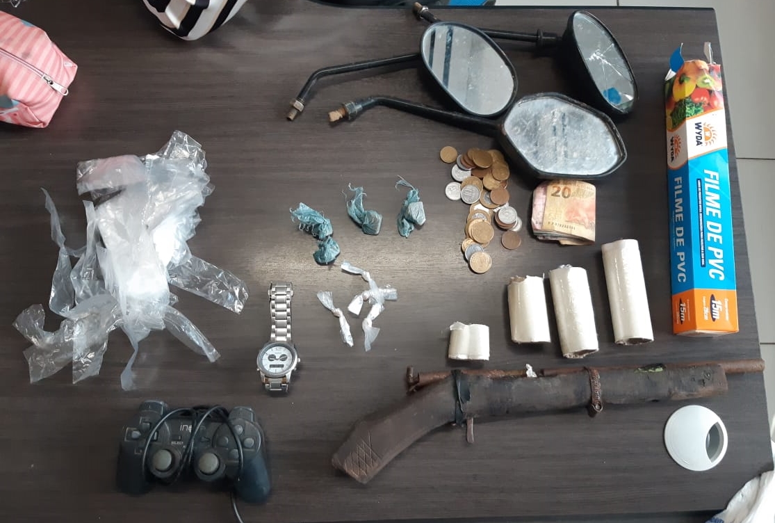 Material apreendido com dupla acusada de tráfico de drogas