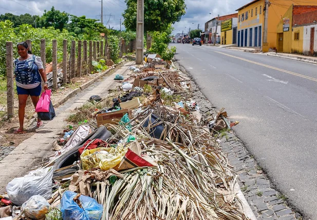 Calçadão da Avenida das Hortas no Dirceu é tomado por lixo