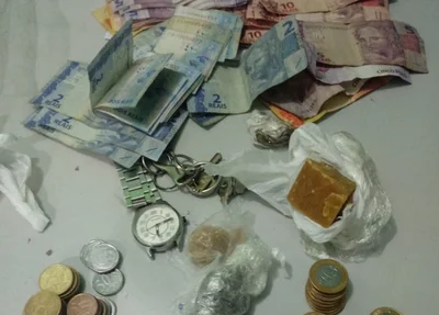Objetos apreendidos com o suspeito