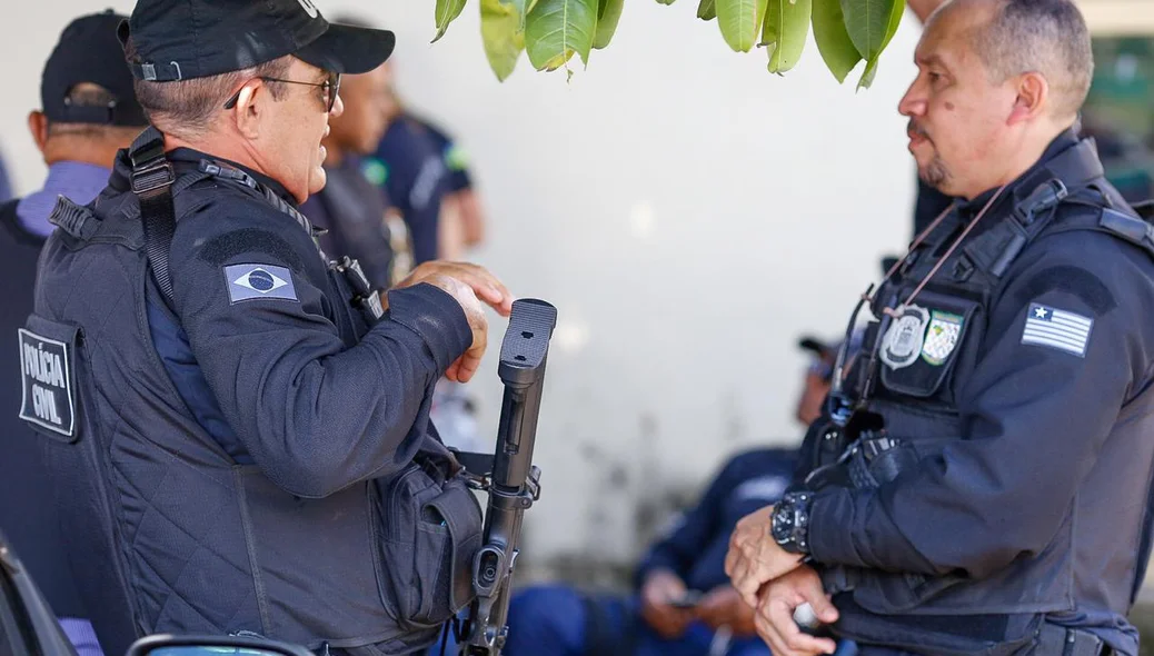 Policiais civis durante operação