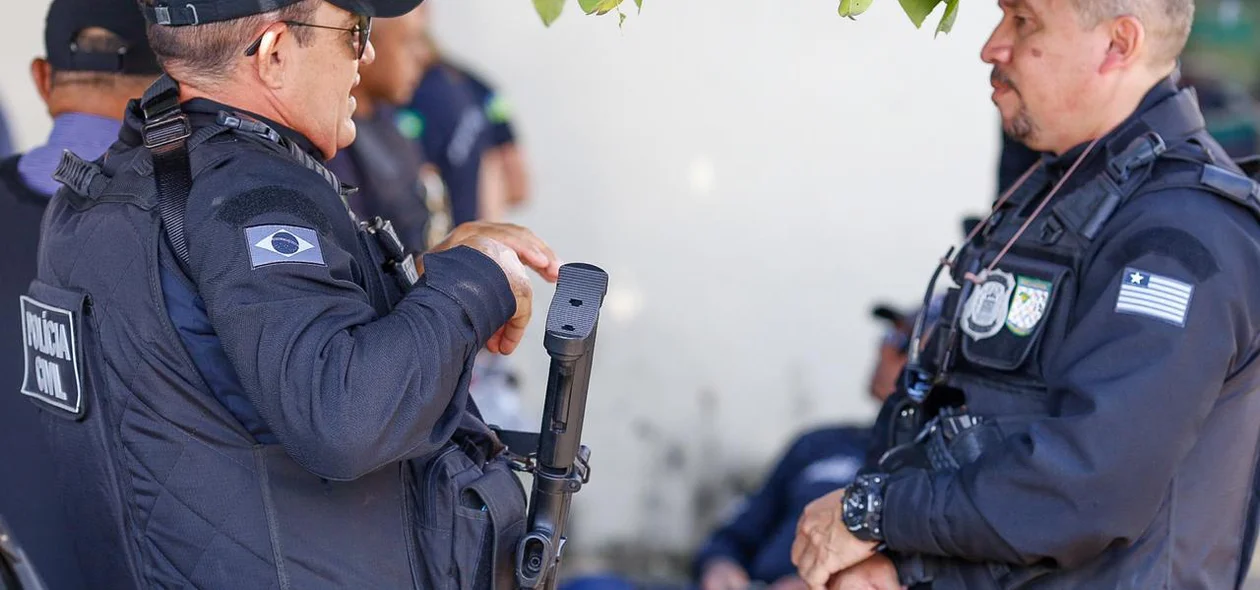 Policiais civis durante operação