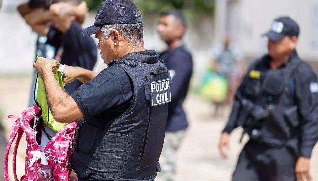 Policial civil faz vistoria em mochila