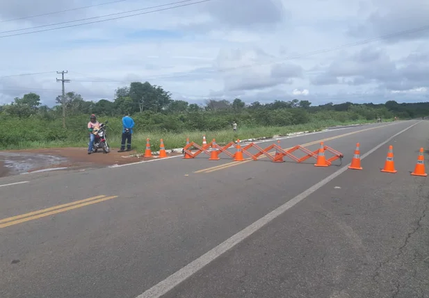 BR 343 é interditada entre Piripiri e Brasileira