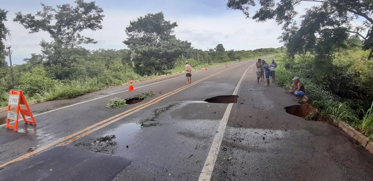 Crateras na BR 343 em Piripiri 