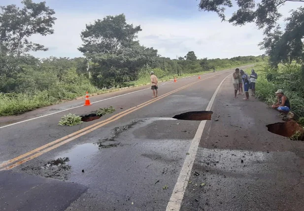 Crateras na BR 343 em Piripiri 