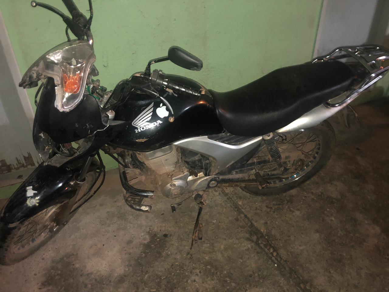 Motocicleta encontrada com os suspeitos 