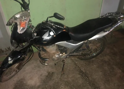 Motocicleta encontrada com os suspeitos 
