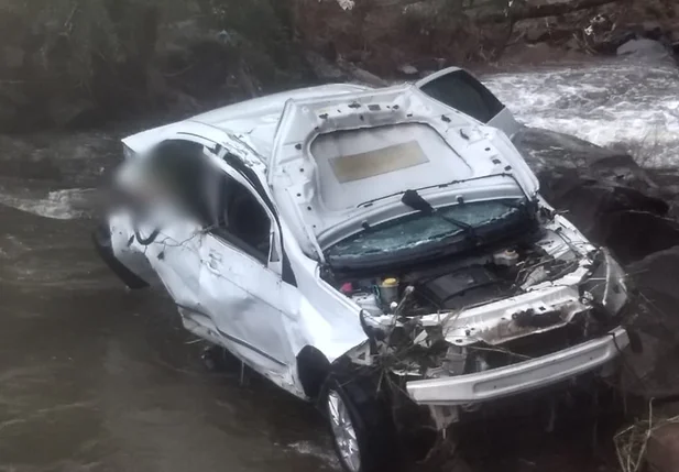 Mulher tem carro carregado pela força da água e morre em Piripiri