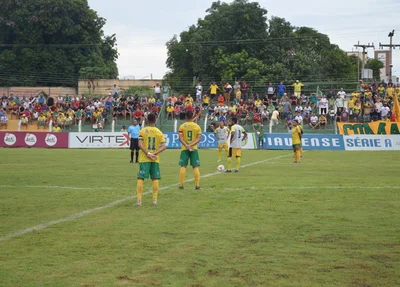 Antes do início da partida foi respeitado um minuto de silêncio