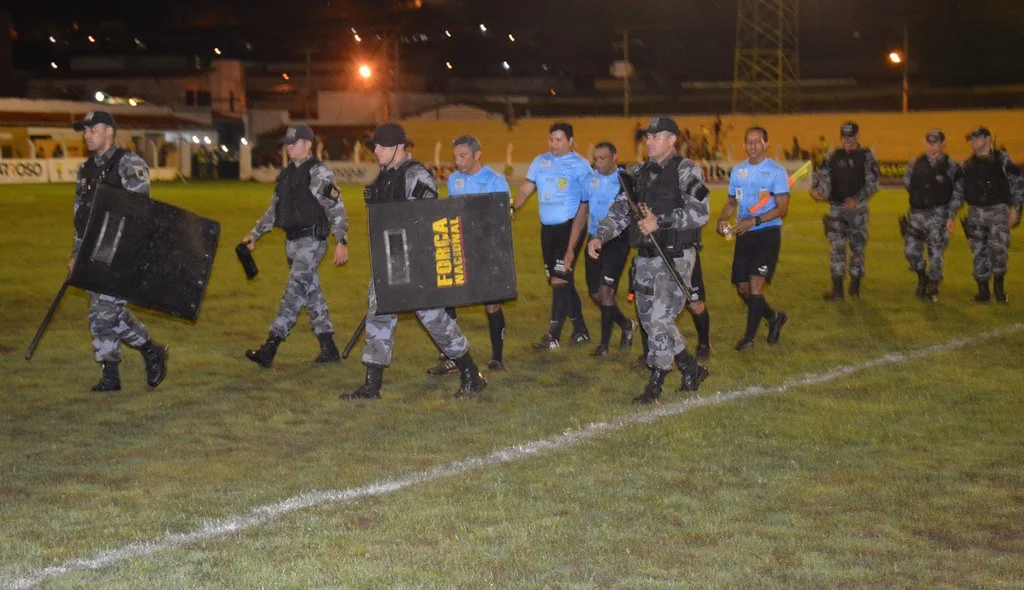 Árbitro deixa o campo escoltado pela Polícia