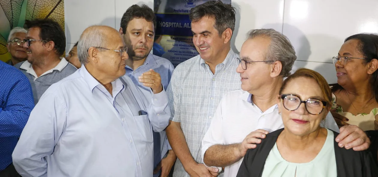 Autoridades presentes na entrega da reforma do hospital do Dirceu