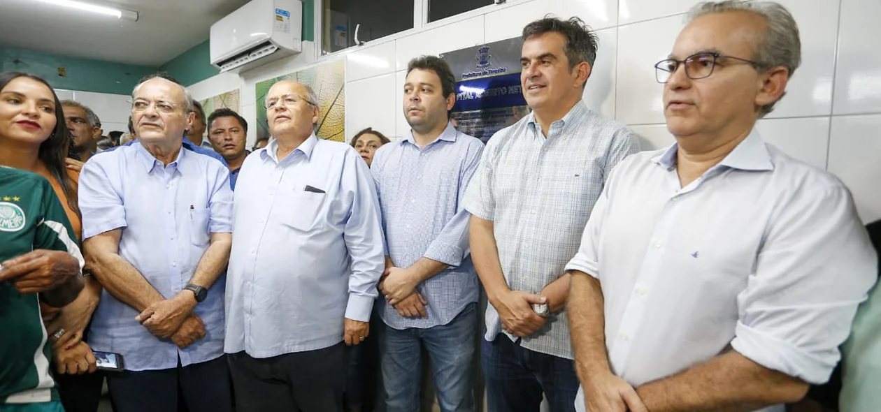Firmino ao lado de autoridades na inauguração da reforma do hospital do Dirceu