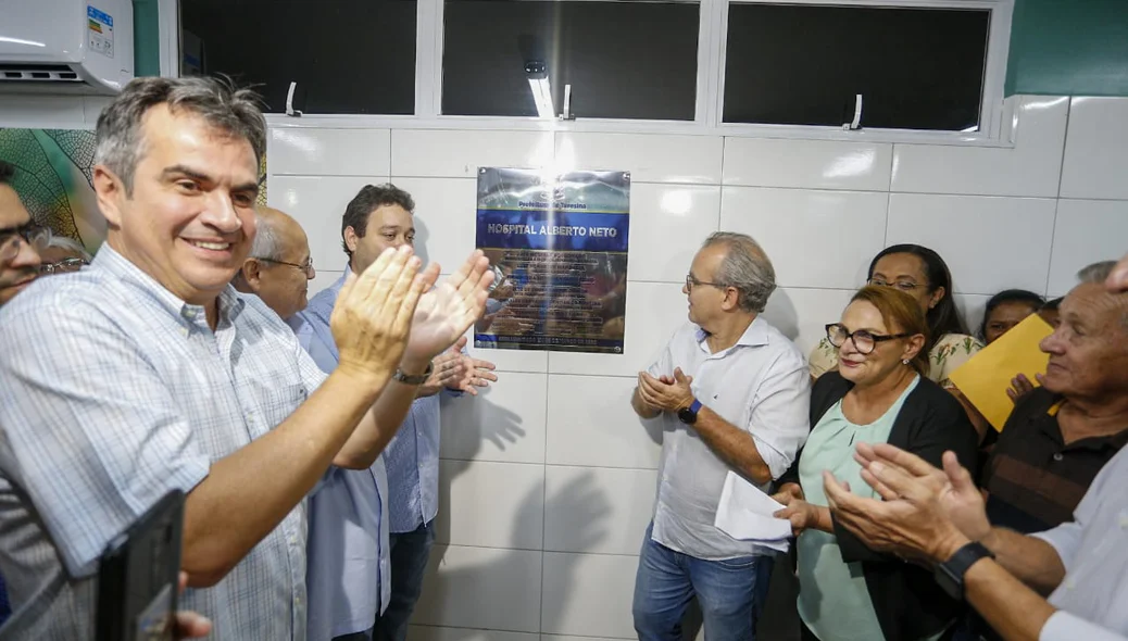 Firmino Filho entrega reforma do Hospital do bairro Dirceu Arcoverde