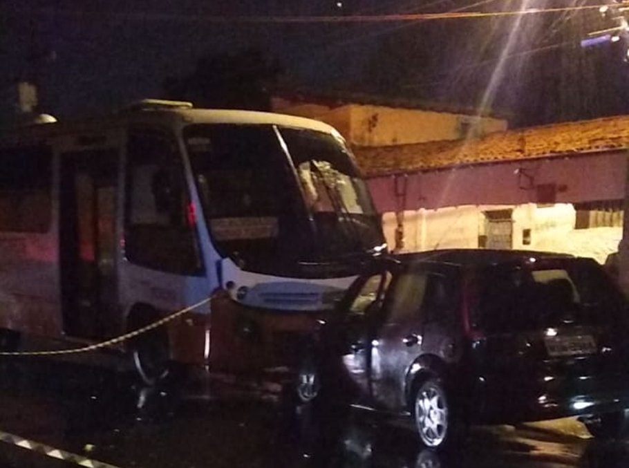 Homem morre após colisão entre carro em micro-ônibus no Buenos Aires