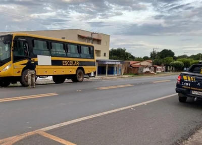 PRF verificando ônibus escolares