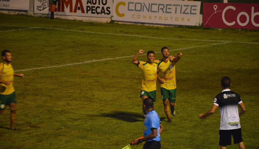 Raphael Feritas comemora segundo gol da partida