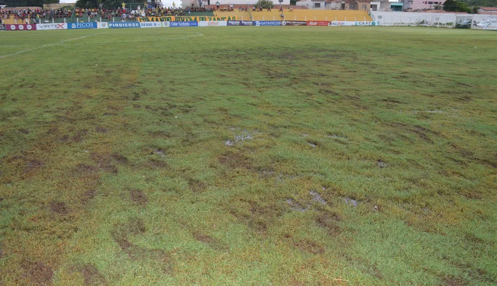 Situação do gramado do Estádio Helvídio Nunes
